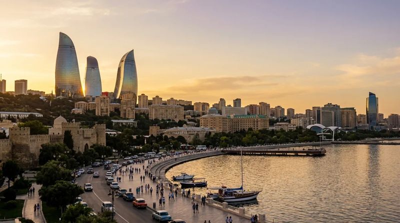 Баку на закате: Пламенные башни и набережная Каспия