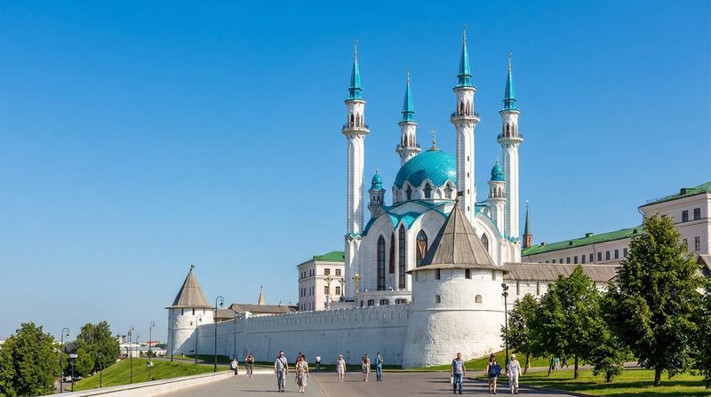 Казанский кремль: белые стены и голубые минареты мечети Кул-Шариф