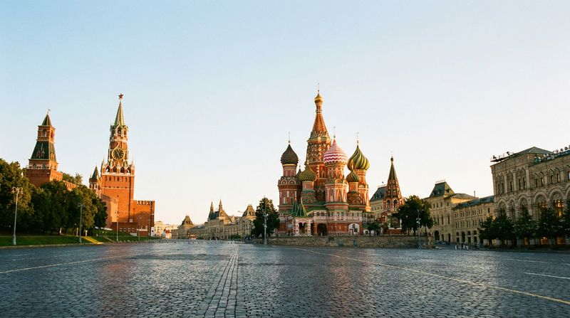 Панорама центра Москвы на закате: кремлёвские башни и купола собора