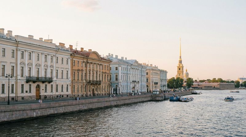 Набережная Санкт-Петербурга: классические фасады и золотой шпиль вдали