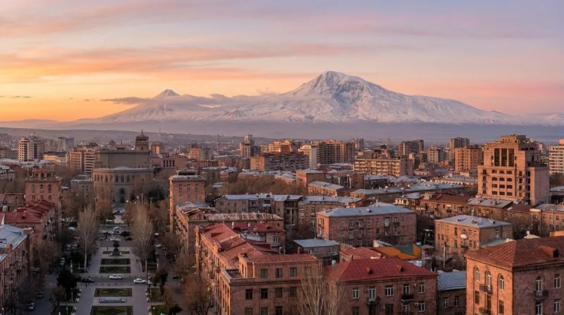 Ереван на рассвете и гора Арарат на горизонте